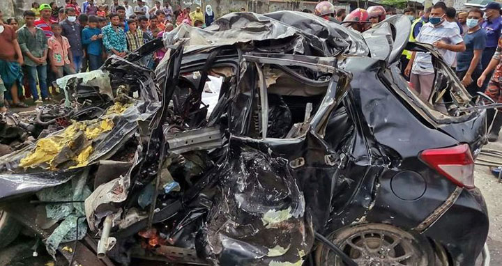 ভালুকায় বাস-প্রাইভেটকার সংঘর্ষে ঝরল ৬ প্রাণ