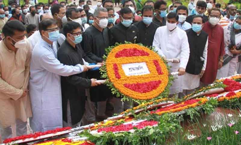 ৪৪তম প্রয়াণ দিবসে ফুলে ফুলে ভরল জাতীয় কবির সমাধি