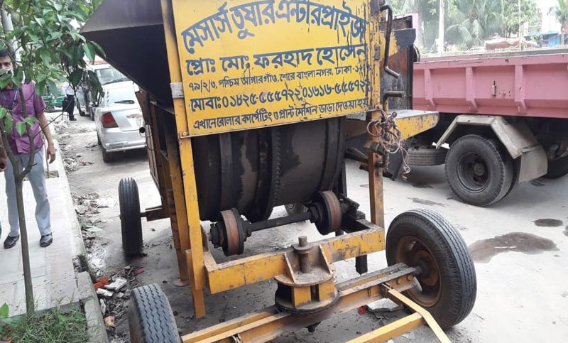 ফুটপাত ও সড়কে অবৈধভাবে রাখা সামগ্রী নিলামে বিক্রয়