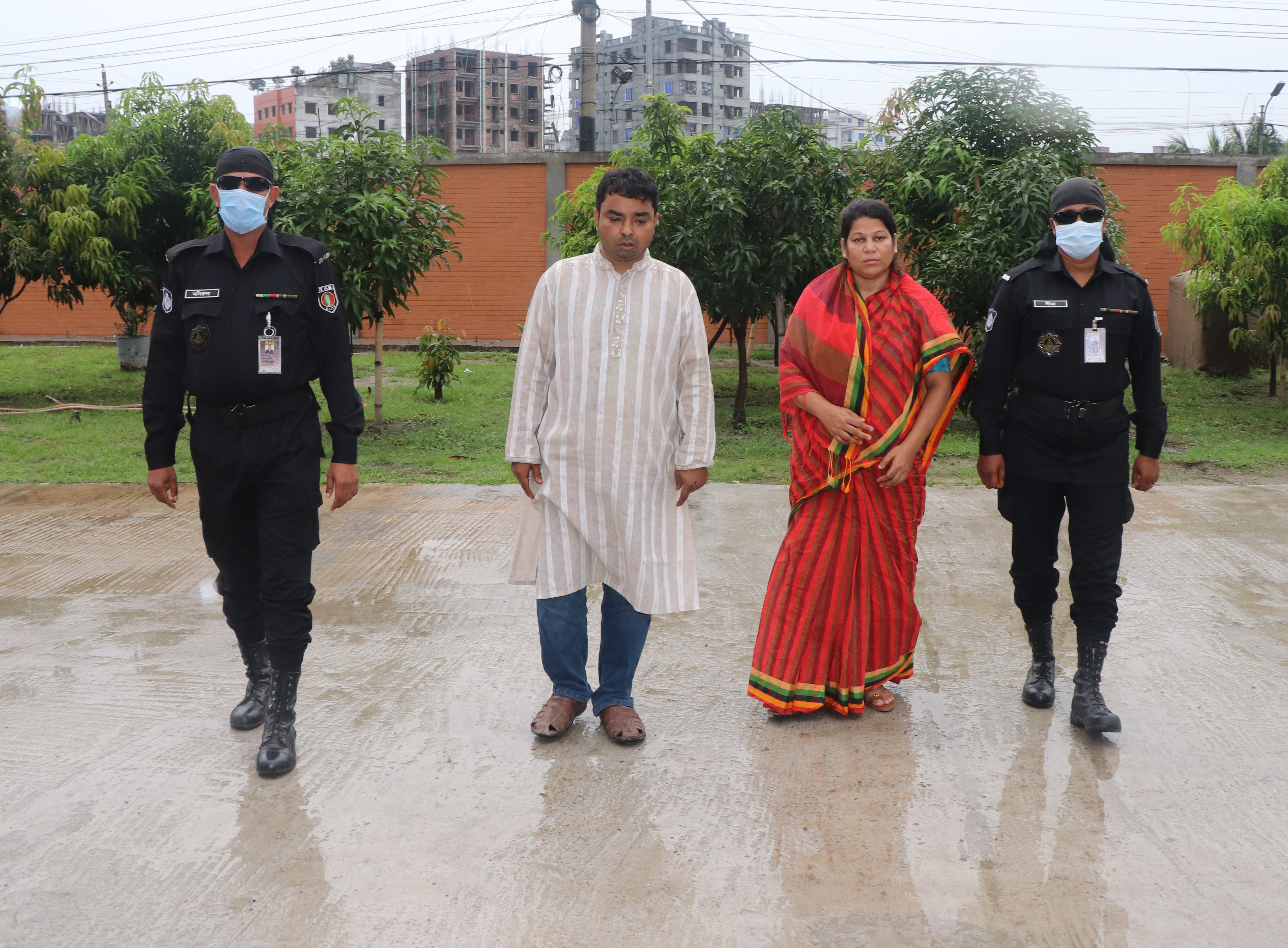 মুমূর্ষু স্বামীকে রক্ত যোগাড় করে দেবার কথা বলে অসহায়ত্বের সুযোগ নিয়ে স্ত্রীকে ধর্ষণ: ধর্ষক এবং ধষর্ণে সহযোগীকে গ্রেফতার করেছে র‌্যাব-২