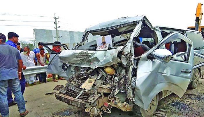 অ্যাম্বুলেন্স-কাভার্ডভ্যান সংঘর্ষে নিহত ৬