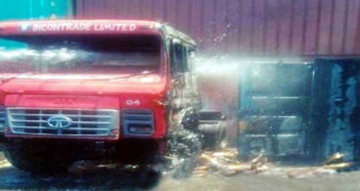 পতেঙ্গায় তেলবাহী ট্যাংকারে ভয়াবহ বিস্ফোরণ, নিহত ৩