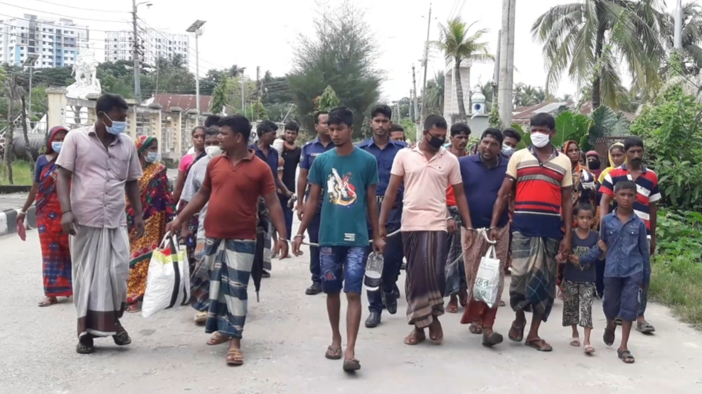 মোংলায় পুলিশের হাতে ৫ তেল পাচারকারী আটক