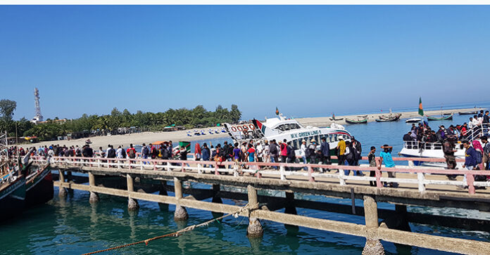 বৈরী আবহাওয়া কবলে সেন্টমার্টিনে পর্যটক আটকা