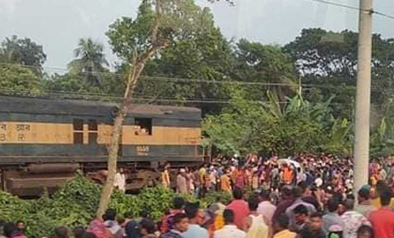 খুলনাগামী ট্রেনের ধাক্কায় প্রাইভেটকারের তিনযাত্রী নিহত