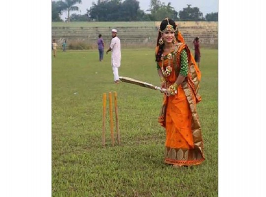 গায়ে হলুদের সাজেই ব্যাটিং