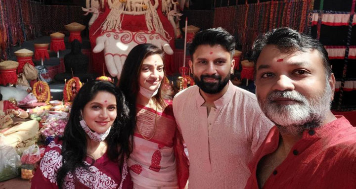 অষ্টমীতে মণ্ডপে ঢাক বাজালেন মিথিলা