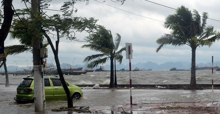 ভিয়েতনামে আঘাত হেনেছে শক্তিশালী টাইফুন ‘মোলাভি’