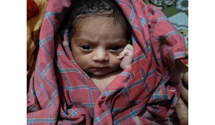 পড়ে থাকা বাজারের ব্যাগ থেকে জীবিত নবজাতক উদ্ধার