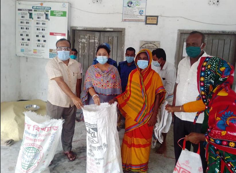 ডিমলায় বন্যায় পানিবন্দী পরিবারের মাঝে জি.আর চাল বিতরণ