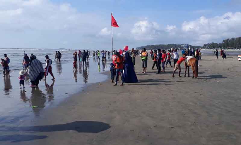 সেন্টমার্টিনে আটকে পড়া পর্যটকরা আজ ফিরছেন