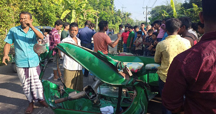 ফেনীতে বাসচাপায় প্রাণ গেল দুই অটোরিকশা যাত্রীর