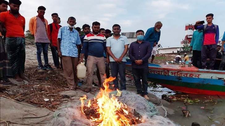 পদ্মায় মা ইলিশ শিকারের দায়ে ৫৩ জেলে আটক