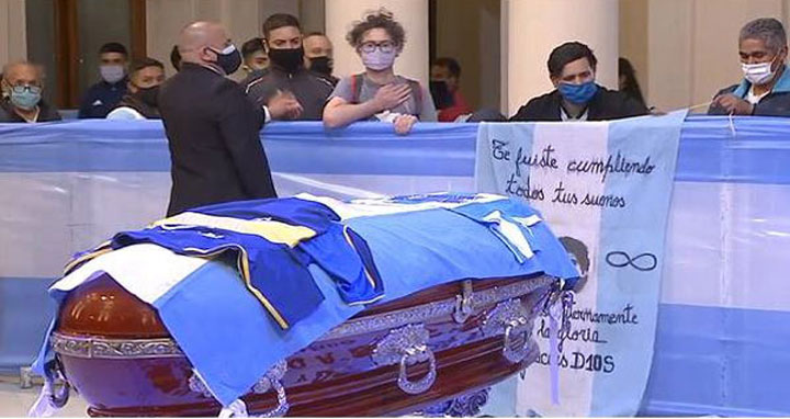 মা-বাবার পাশে চিরনিদ্রায় শায়িত হলেন ফুটবল ঈশ্বর ম্যারাডোনা