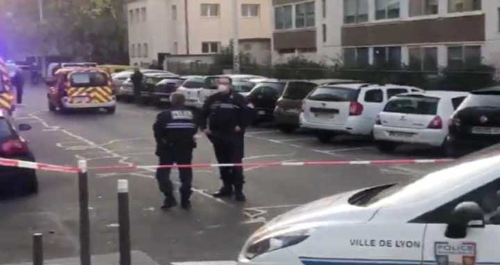 এবার ফ্রান্সে যাজকের ওপর বন্দুক হামলা