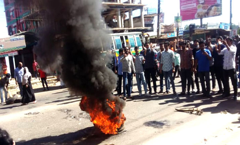 মামুনুলকে রুখতে হাটহাজারিতে চবি ছাত্রলীগের সড়ক অবরোধ