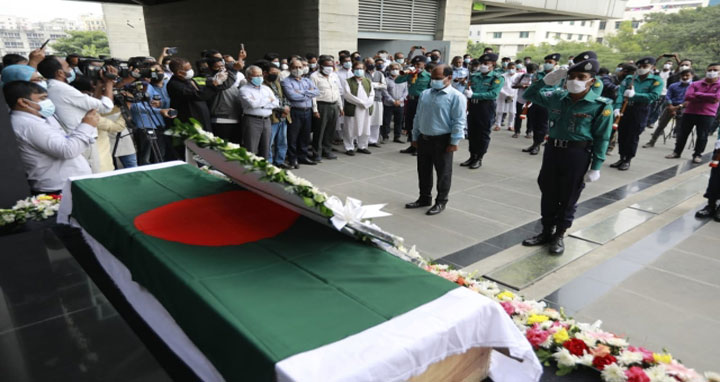 মুক্তিযুদ্ধ জাদুঘরে আলী যাকেরকে ‘গার্ড অব অনার’