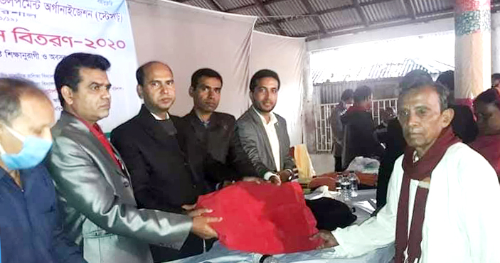 আগৈলঝাড়ায় দুঃস্থদের মাঝে কম্বল বিতরন