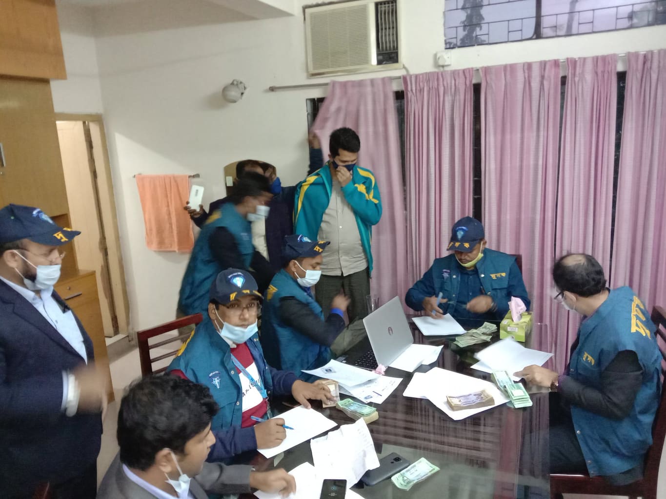 পিরোজপুরে ঘুষের টাকাসহ অডিট অধিদপ্তরের ২ কর্মকর্তা আটক