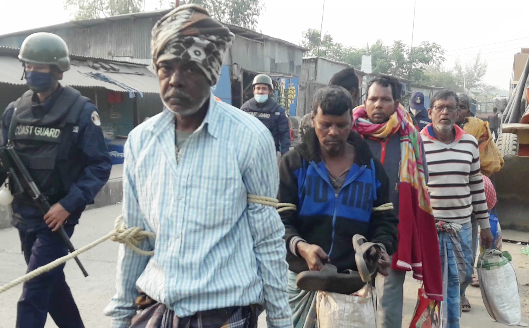 বাংলাদেশ জলসীমায় অনুপ্রবেশ ও মাছ শিকারের অভিযোগে ১৬ ভারতীয় জেলেকে আদালতে পাঠিয়েছে পুলিশ