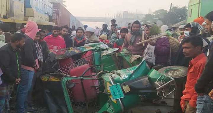 ট্রেনের ধাক্কায় অটোরিকশায় থাকা দম্পতি নিহত