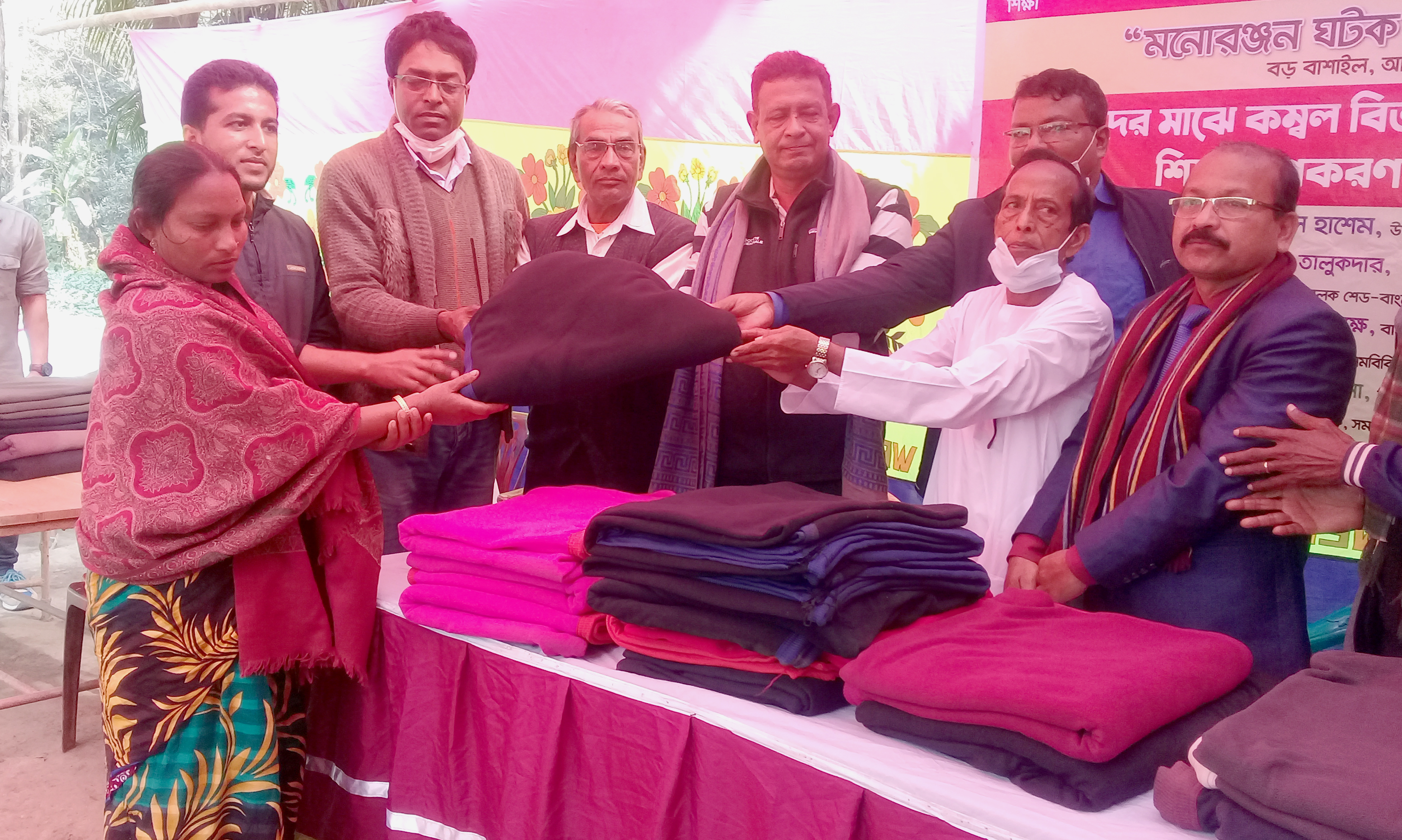 আগৈলঝাড়ায় দুঃস্থদের মাঝে কম্বল ও শিক্ষা উপকরন  বিতরন