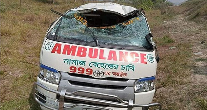 ঢাকা-খুলনা মহাসড়কে এম্বুলেন্স নিয়ন্ত্রণ হারিয়ে নিহত ২