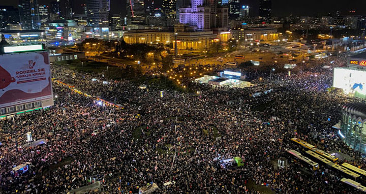 পোল্যান্ডে গর্ভপাত নিষিদ্ধ, দেশজুড়ে বিক্ষোভ