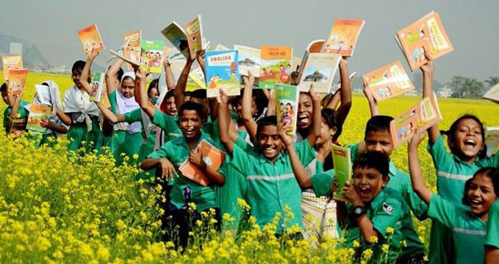 বছরের প্রথম দিনই শিক্ষার্থীদের হাতে নতুন বই