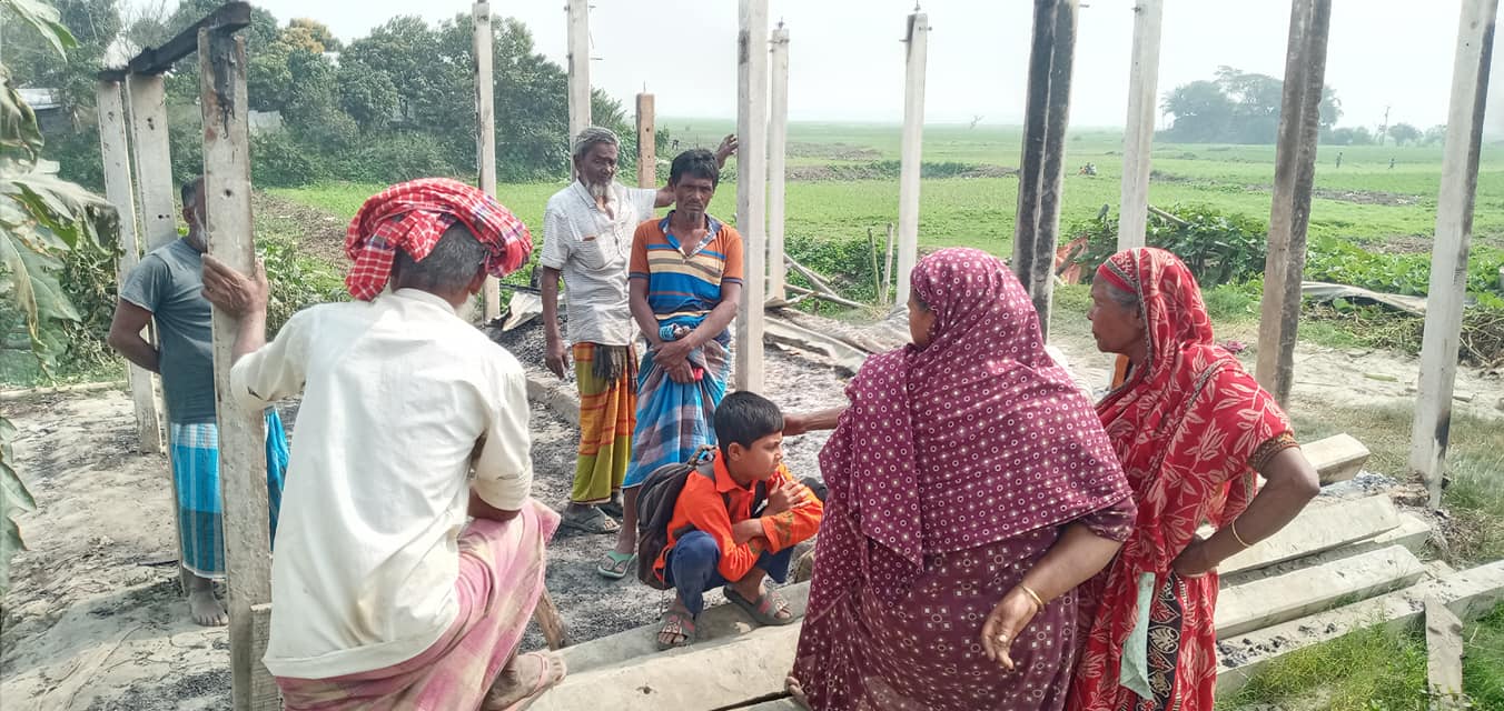 গজারিয়ায় বসতঘর ও দোকান দুর্বৃত্তের আগুনে পুড়ে ছাই