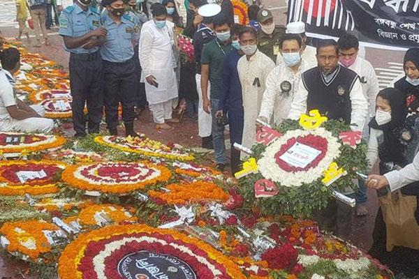 ভাষা শহীদদের শ্রদ্ধা জানাতে শহীদ মিনারে মানুষের ঢল