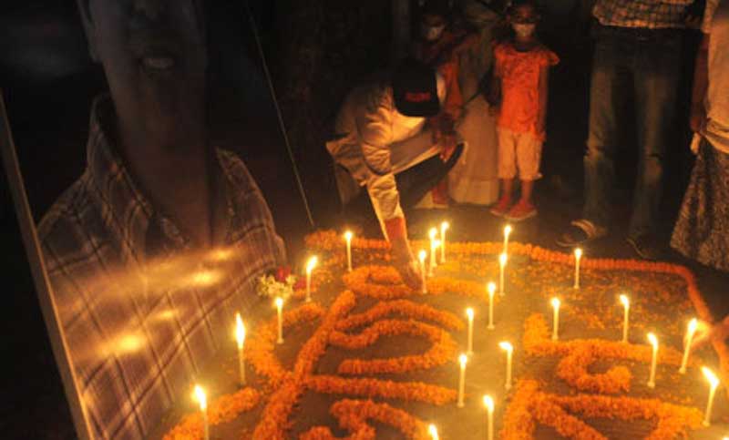 অভিজিৎ রায় স্মরণে মোমবাতি প্রজ্জ্বালন