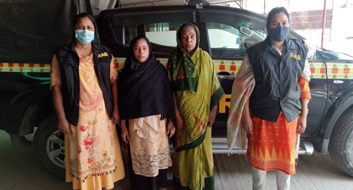 রাজধানীতে ৪ কেজি গাঁজাসহ দুই নারী মাদক ব্যবসায়ীকে আটক করেছে র‌্যাব-২