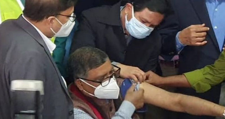 টিকা নিলেন স্বাস্থ্যমন্ত্রী