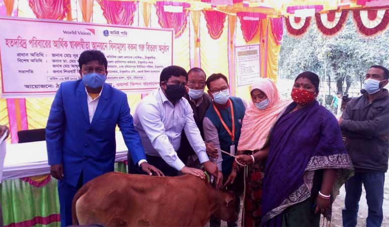 ঠাকুরগাঁওয়ে হতদরিদ্র পরিবারের মাঝে ওয়ার্ল্ড ভিশনের বিনামুল্যে গরু বিতরণ