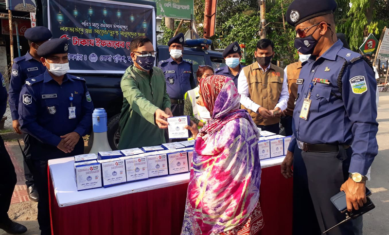 ময়মনসিংহে ৫ টাকায় পাবেন পুলিশের ইফতারি