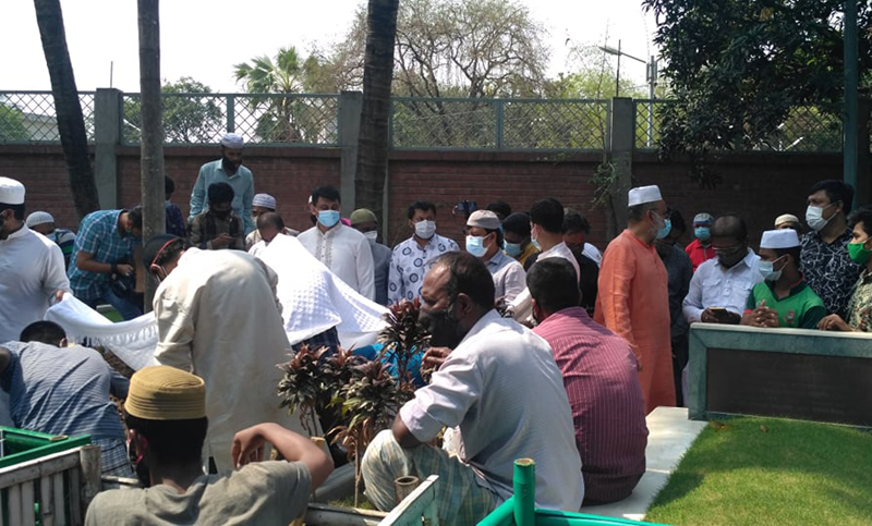 চিরনিদ্রায় শায়িত কবরী