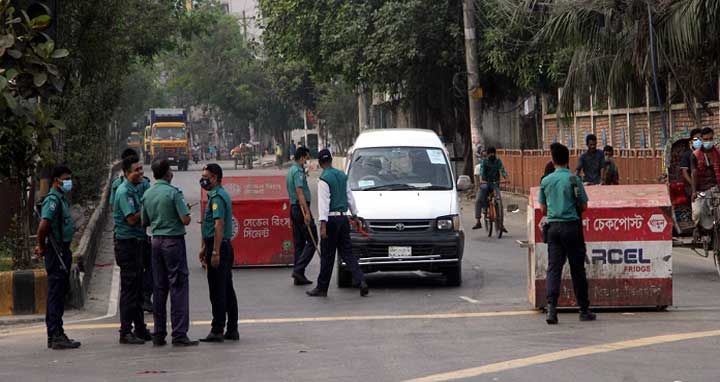 সর্বাত্মক কঠোর বিধিনিষেধ মানাতে তৎপর আইনশৃঙ্খলা বাহিনী