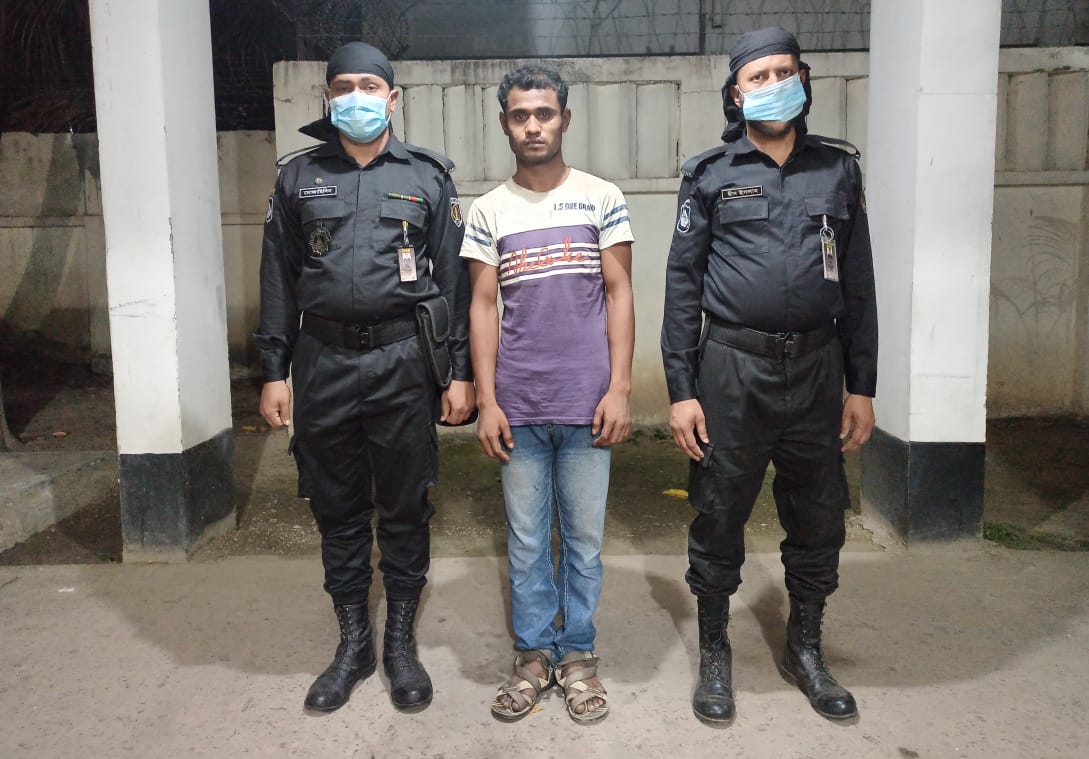 রাজধানীর মোহাম্মদপুর এবং আদাবর এলাকায় র‌্যাব-২ এর পৃথক অভিযানে বালু ও পিয়াঁজের ট্রাক থেকে ৭৩০ বোতল ফেন্সিডিল ও ২৭৫ গ্রাম হেরোইন উদ্ধারসহ ০২ জন মাদক কারবারী গ্রেফতার