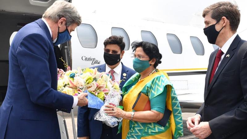 প্রধানমন্ত্রীকে আমন্ত্রণ জানাতে ঢাকায় জন কেরি