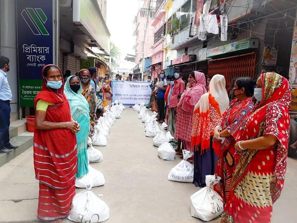 করোনাকালে দরিদ্র ও অসহায় মানুষের পাশে প্রিমিয়ার ব্যাংক