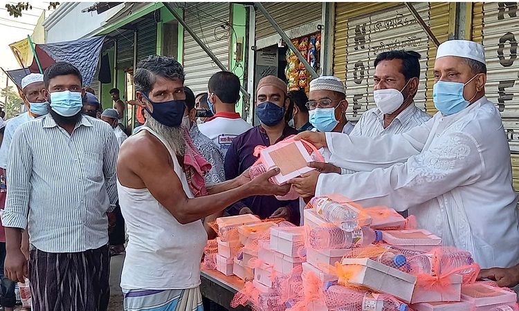 পটুয়াখালীতে দরিদ্রদের মাঝে আওয়ামী লীগের ইফতার সামগ্রী বিতরণ
