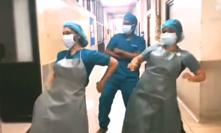 রোগীদের আত্মবিশ্বাস বাড়াতে নাচলেন ঢামেক চিকিৎসকরা