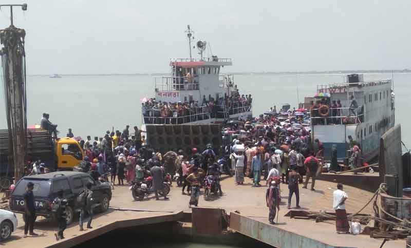 আজও চাপ পাটুরিয়ায়, ৩ হাজার যাত্রী নিয়ে ঘাট ছাড়ল ফেরি