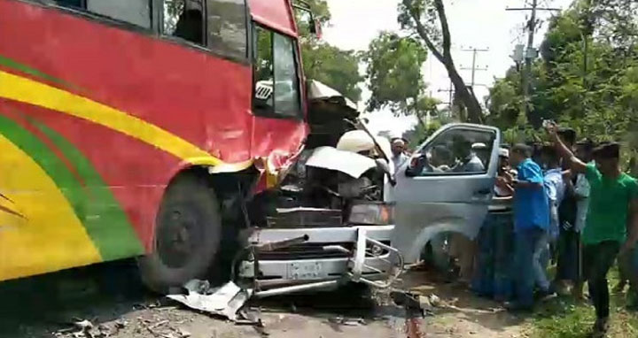 নরসিংদীতে বাস-মাইক্রোবাসের সংঘর্ষে নিহত ৪