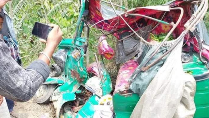 ফেনীতে অটোরিকশা ও পিকআপের মুখোমুখি সংঘর্ষে নিহত ৪