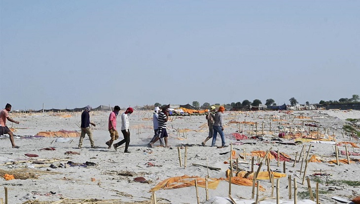 ভারতের উত্তরপ্রদেশে বৃষ্টি নামতেই বের হলো শতশত করোনা রোগীর মৃতদেহ