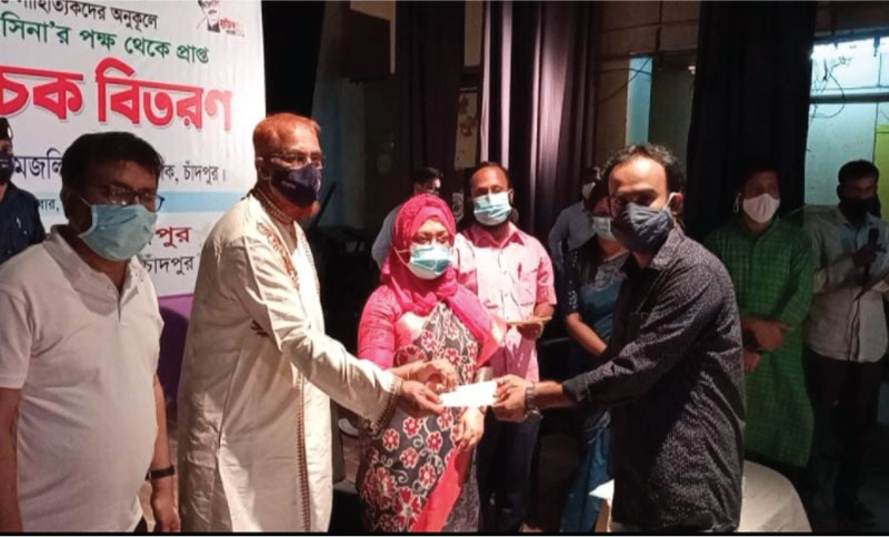 চাঁদপুরে ১০ হাজার টাকা করে পেলেন ১৩৯ শিল্পী ও সাহিত্যিক