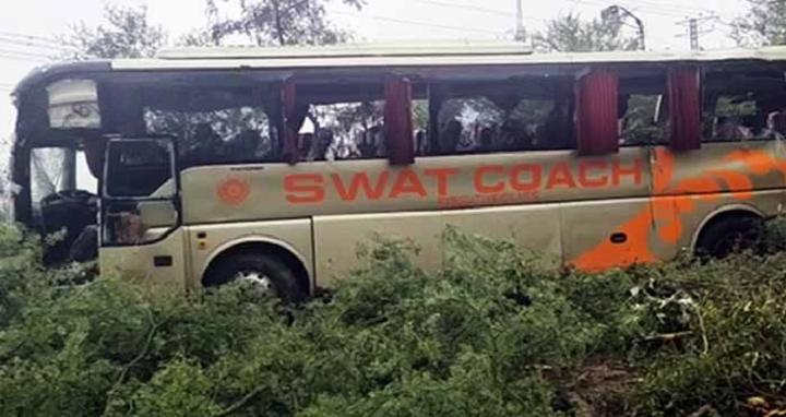 পাকিস্তানে বাস দুর্ঘটনায় নিহত ১৮