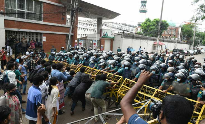 শিক্ষাপ্রতিষ্ঠান খুলে দেওয়াসহ চার দাবিতে ছাত্র সংগঠনগুলোর বিক্ষোভ